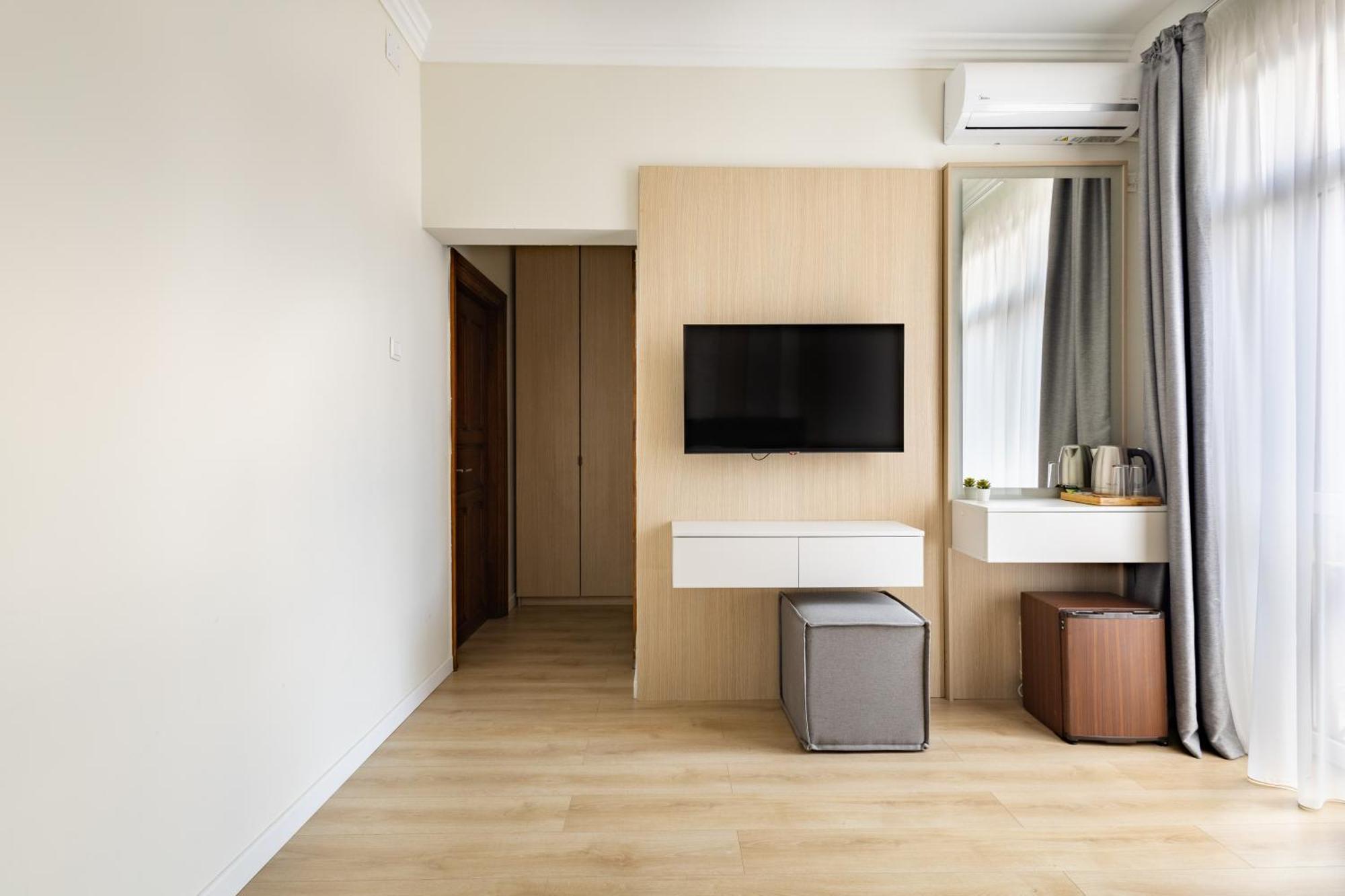 Piccolo Mondo By Citybookings Bukares Bagian luar foto