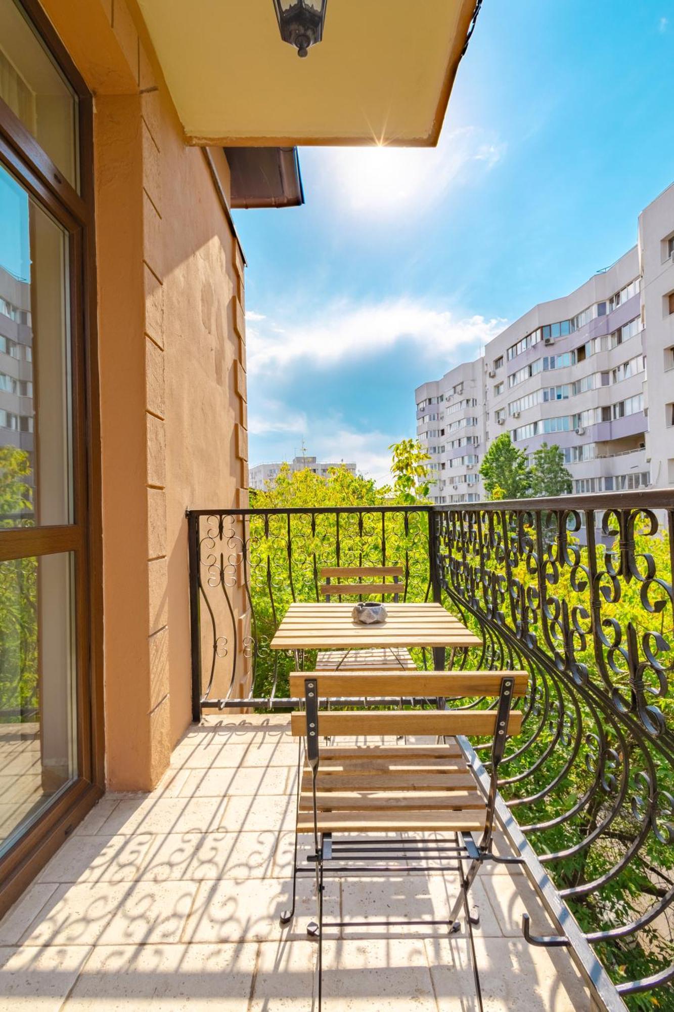 Piccolo Mondo By Citybookings Bukares Bagian luar foto