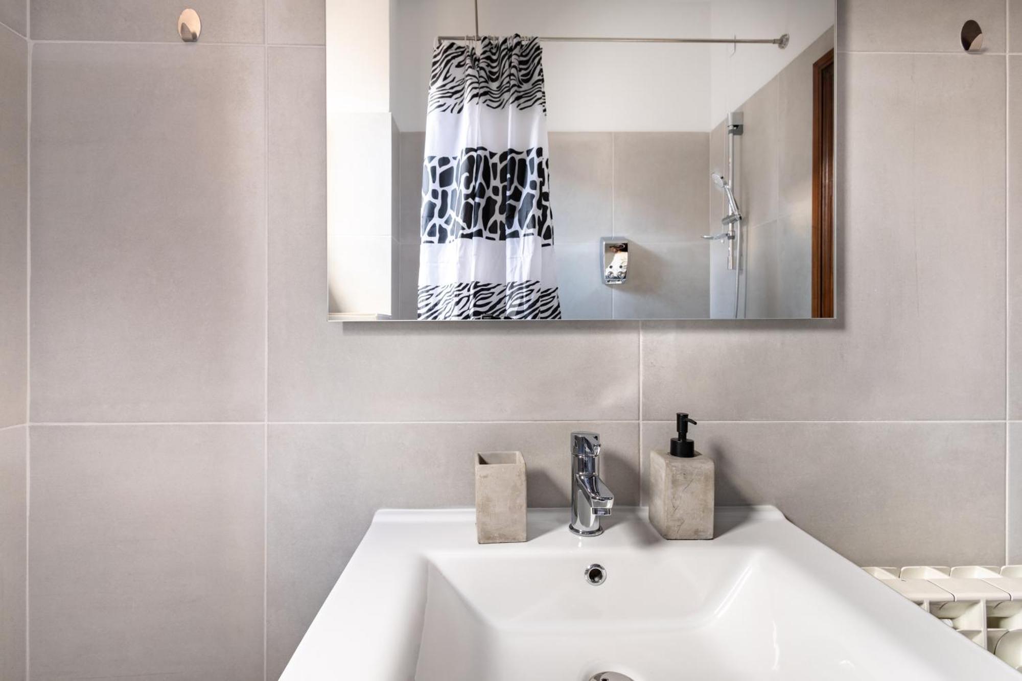 Piccolo Mondo By Citybookings Bukares Bagian luar foto