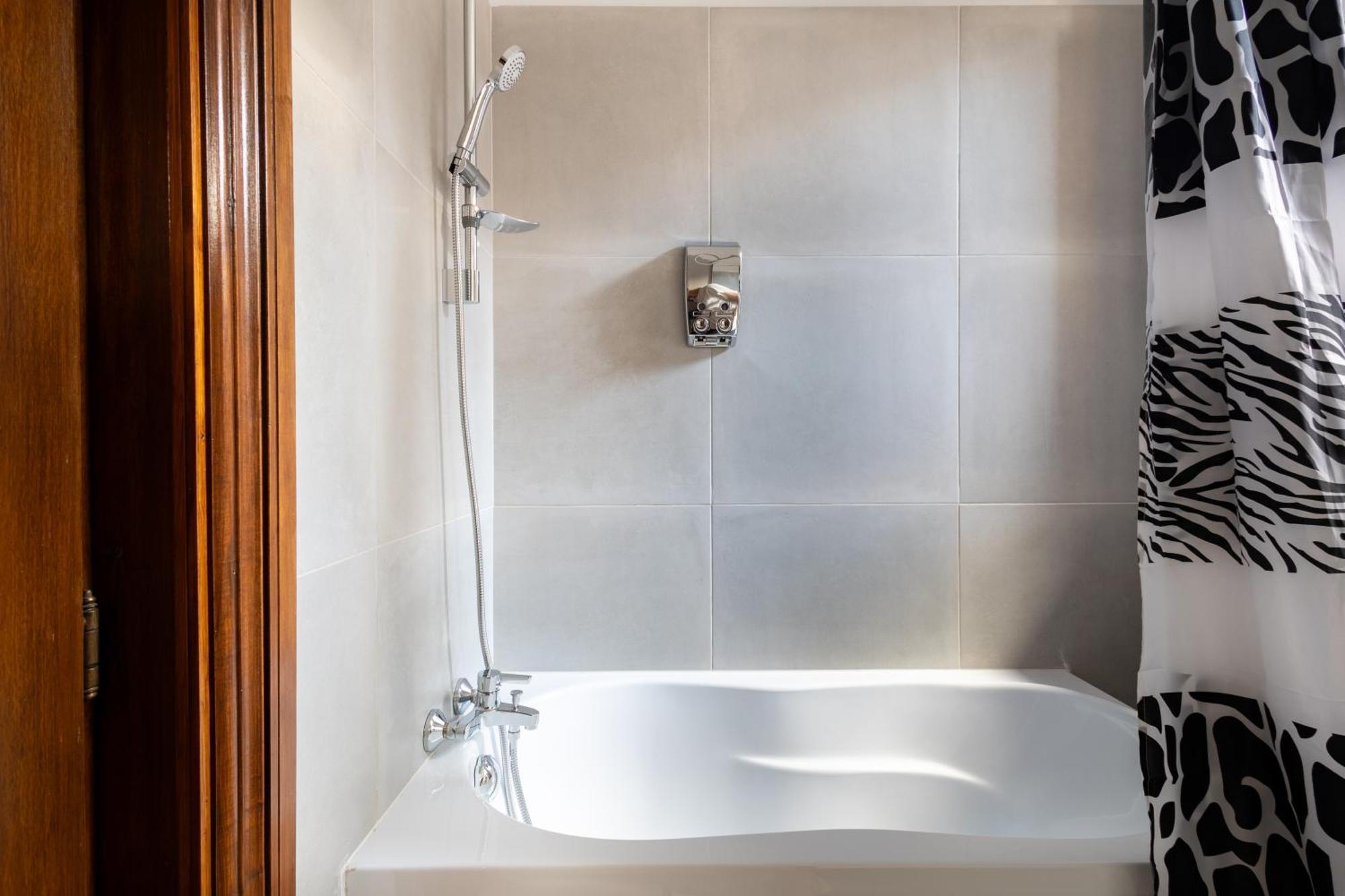 Piccolo Mondo By Citybookings Bukares Bagian luar foto