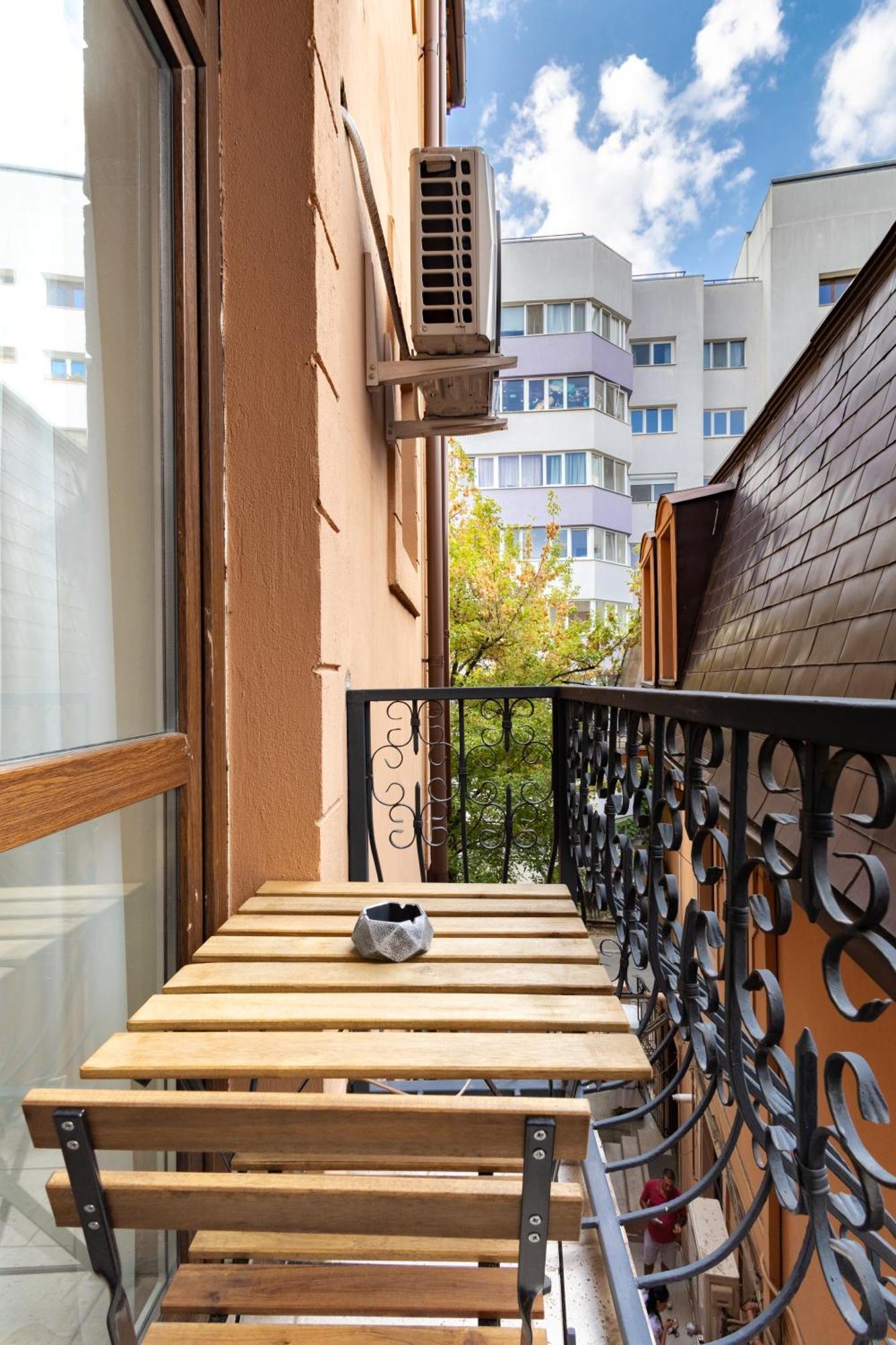 Piccolo Mondo By Citybookings Bukares Bagian luar foto