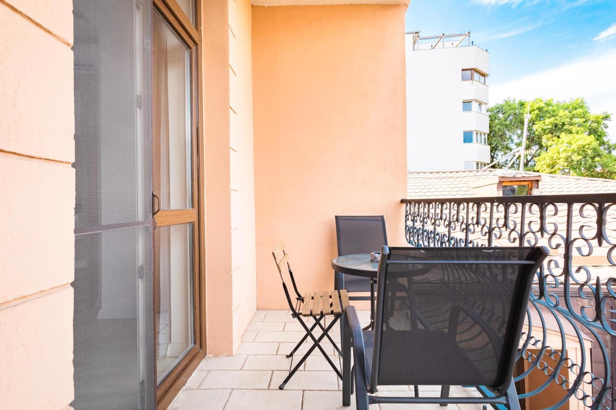 Piccolo Mondo By Citybookings Bukares Bagian luar foto