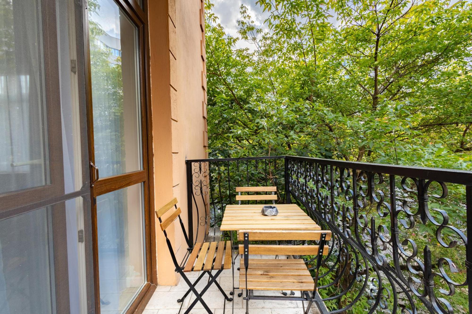 Piccolo Mondo By Citybookings Bukares Bagian luar foto